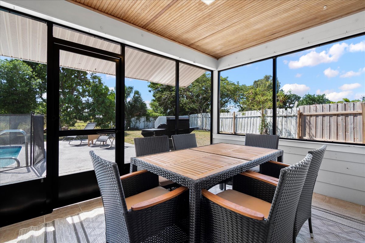Screened lanai dining